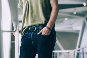 homme avec un bracelet a son bras