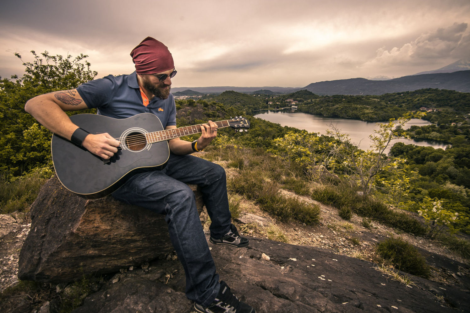 homme hippi avec guitard